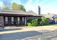 Building Photo - 1816 Hillcrest Dr