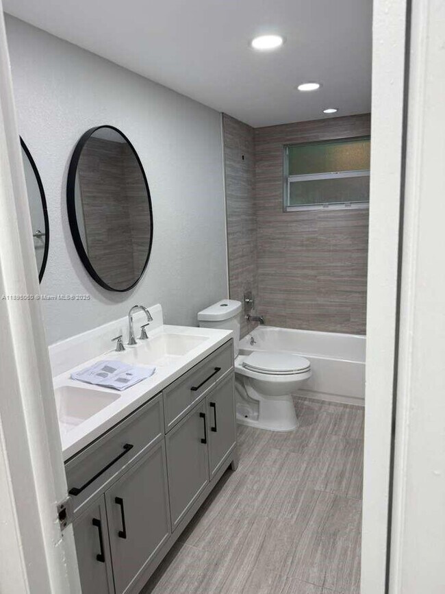 Building Photo - 9353 Fontainebleau Blvd