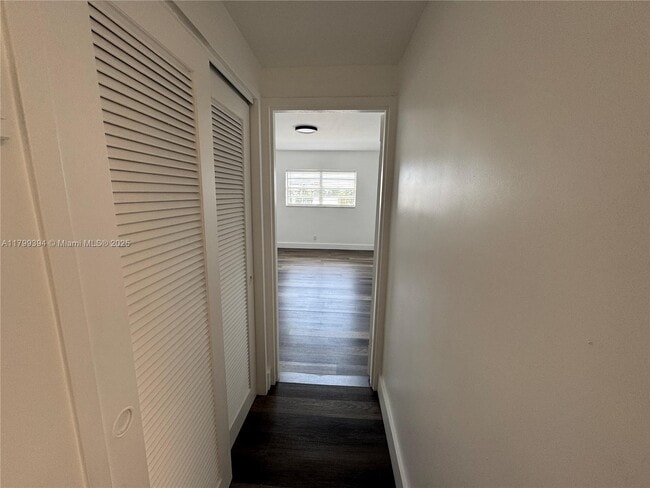 Building Photo - 9700 W Bay Harbor Dr
