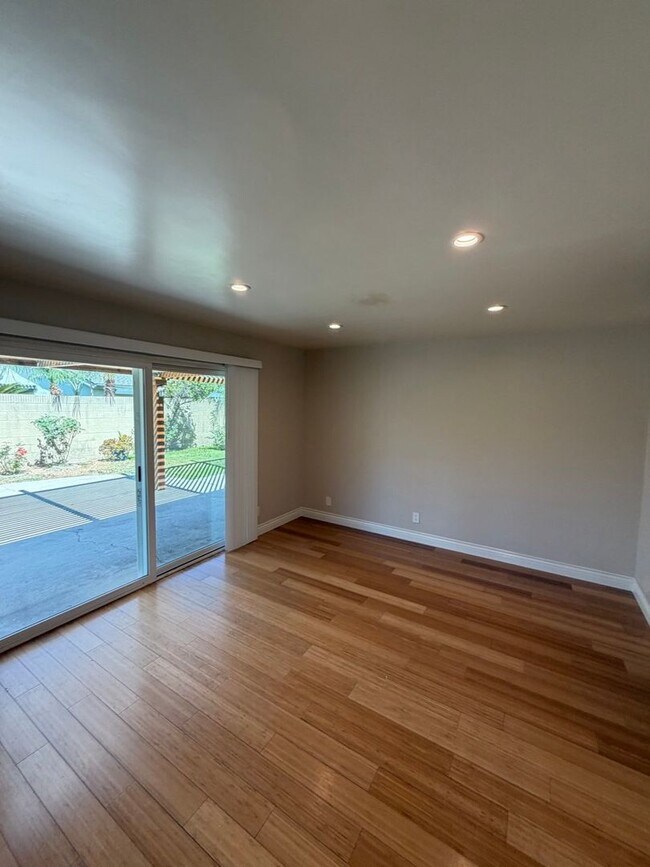 Building Photo - Beautiful 3 Bedroom Home in Avocado Heights