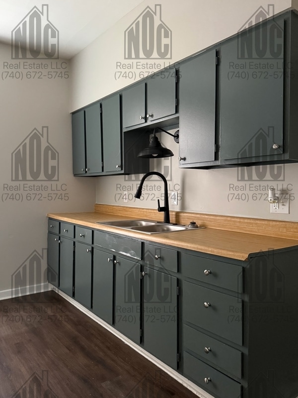 Building Photo - 160 1/2-160 1/2 Lake St