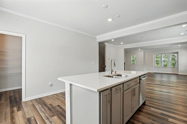 Building Photo - GREAT END UNIT IN CARY! Come see it today!
