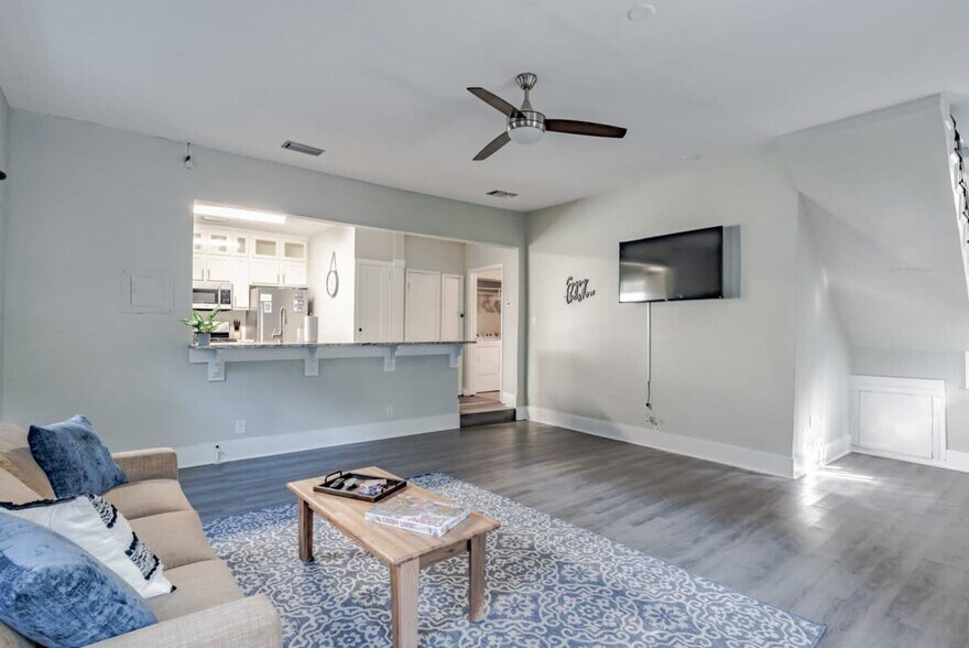 Building Photo - 402 Michigan Ave