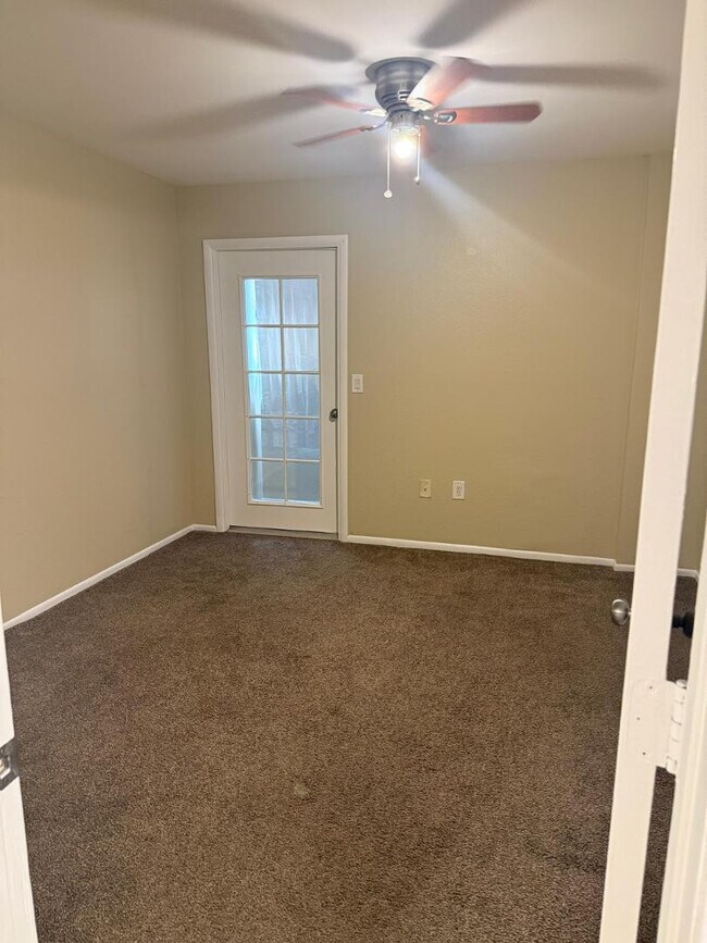 Building Photo - 461 W Holmes Ave