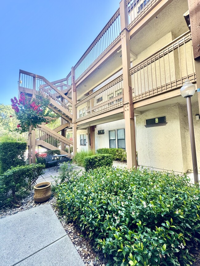 Building Photo - 1123 S Villa Way