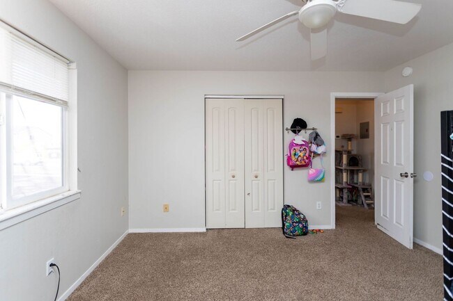 Building Photo - Fourplex in great central location!