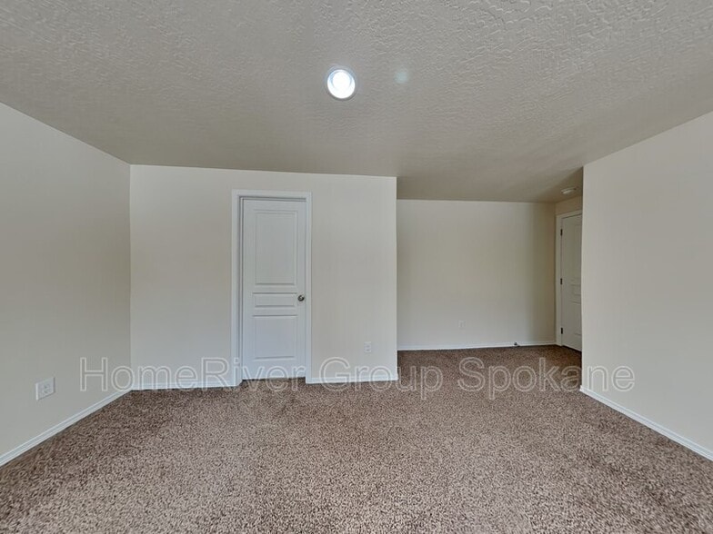 Building Photo - 1315 N Rogue River St