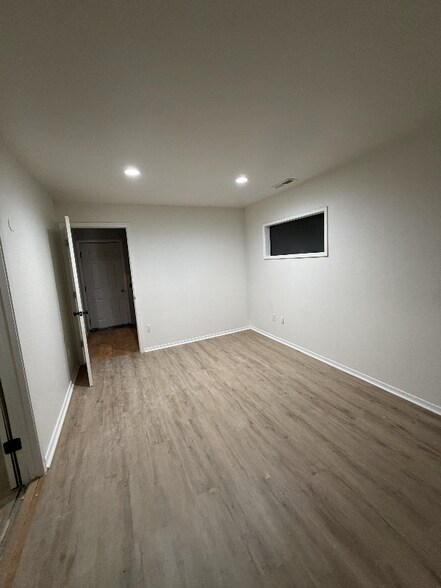 Building Photo - 2407 Duportail St