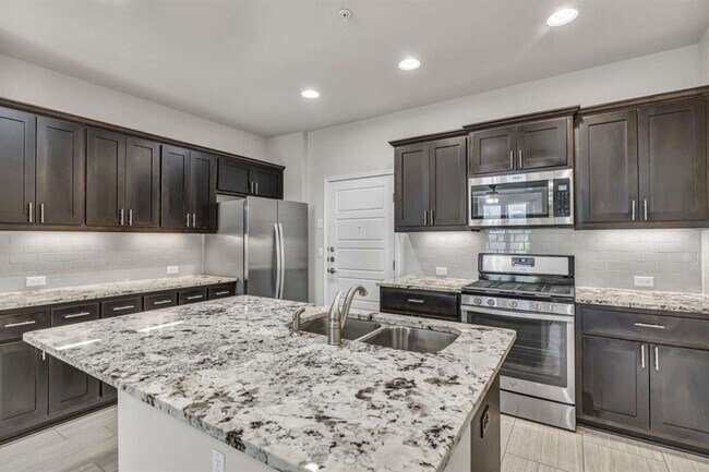 Building Photo - 13800 Lyndhurst St