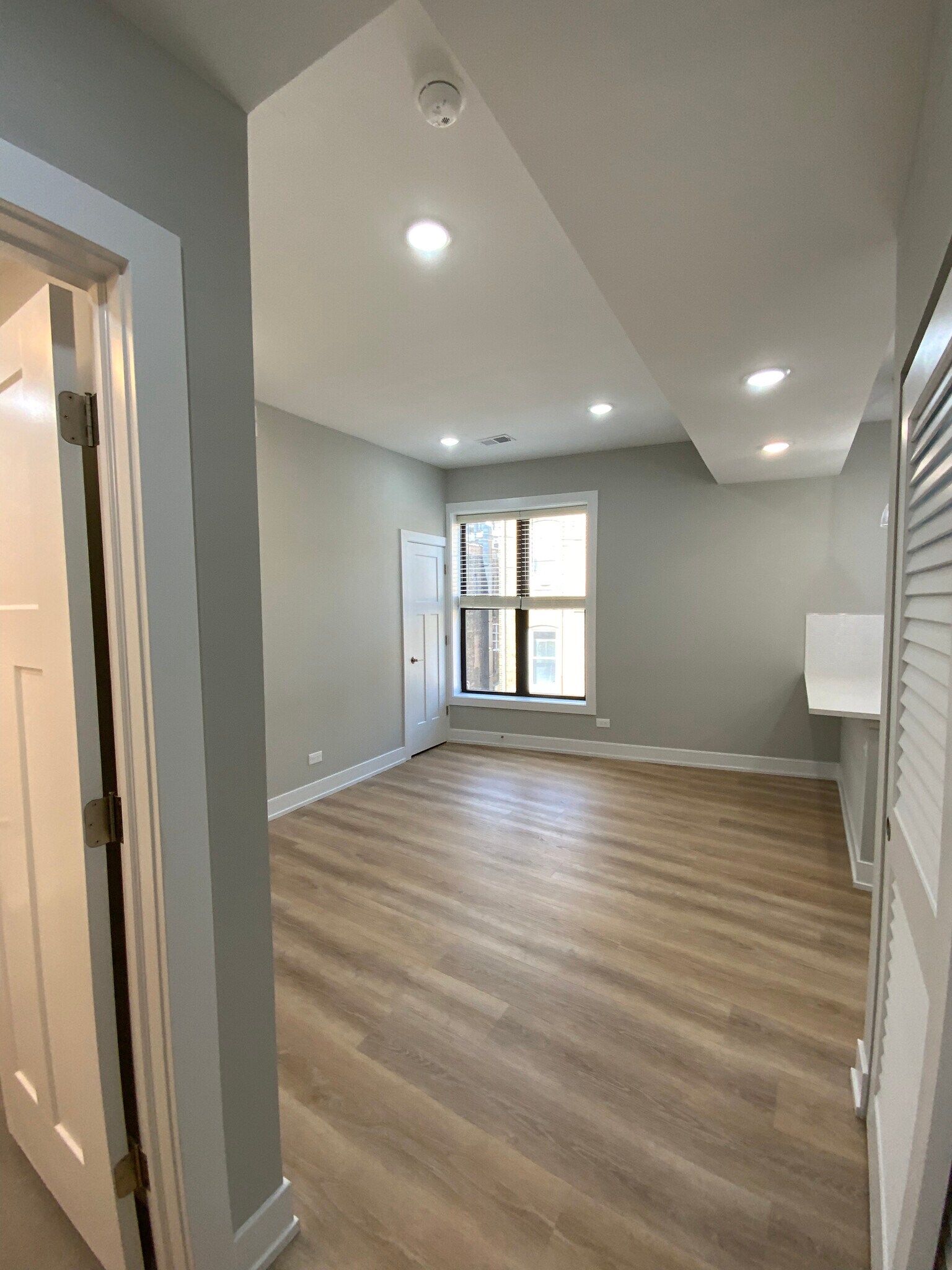 Building Photo - 440 W Belden Ave