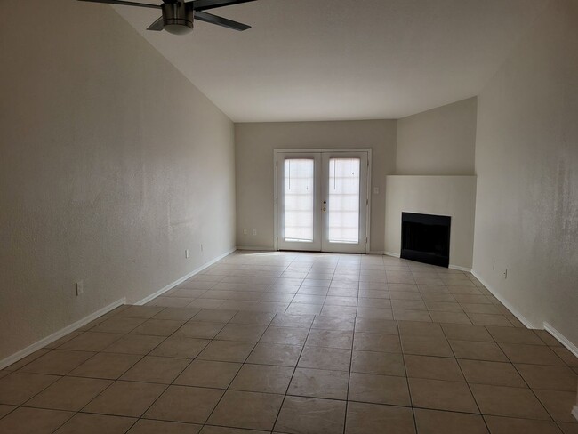 Building Photo - 3 Bedroom 2 Bathroom Town-home in Central ...