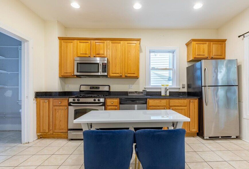 Building Photo - 61 Hillside St