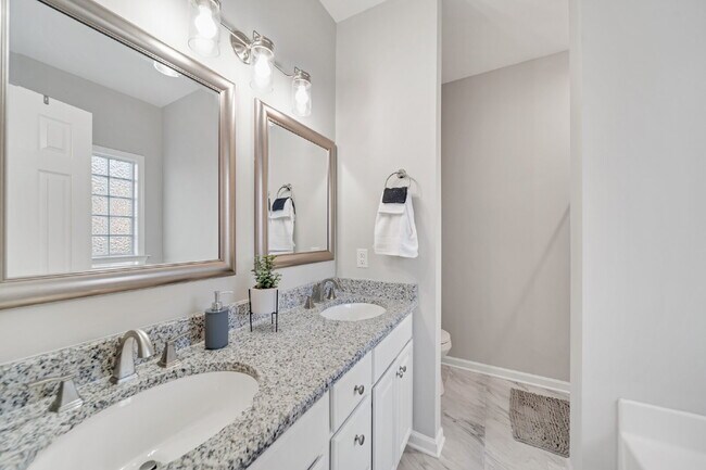 Building Photo - FULLY and Tastefully furnished 3 bedroom h...