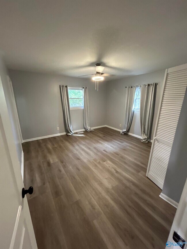 Building Photo - 6202 Valley Park Dr NW