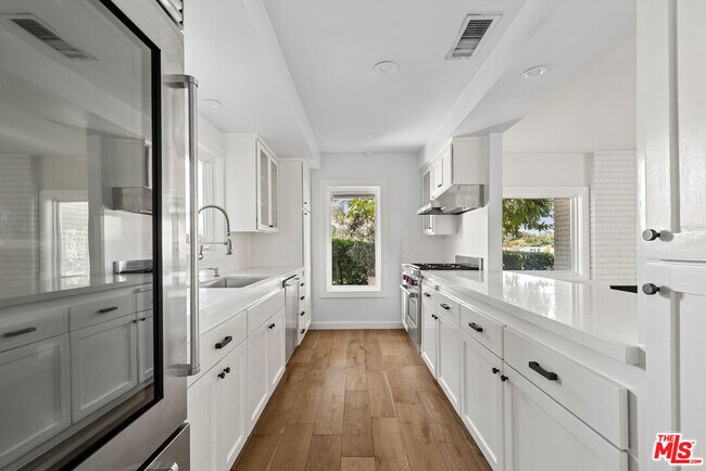 Building Photo - 9881 Beverly Grove Dr