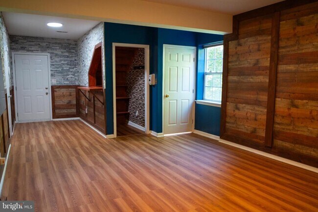 Building Photo - 102 Thomas Ln