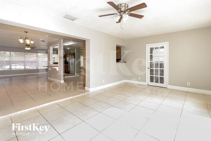 Building Photo - 4962 Pineaire Ln