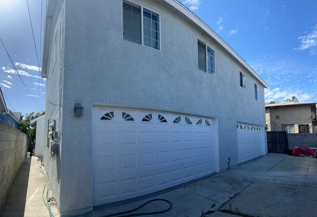 Building Photo - Spacious 2 Bedroom + Bonus Room, Back House w/ Garage & Gated Entry
