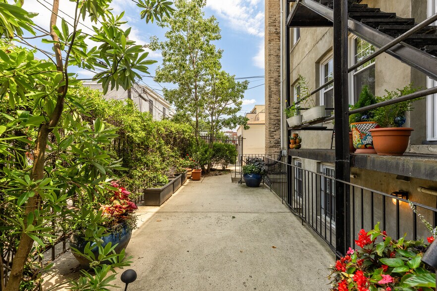 Building Photo - 739 Newton Pl NW