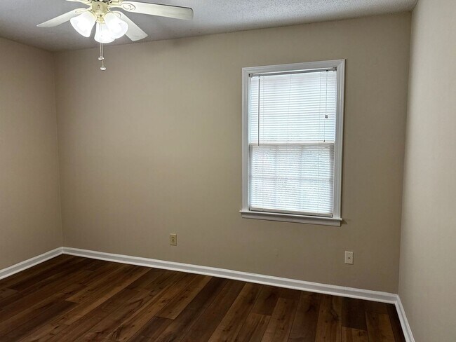 Building Photo - 2 Bedroom, 1 Bathroom Home