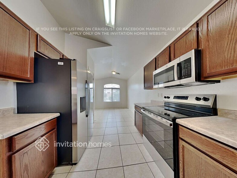 Building Photo - 5903 S 32nd Ln