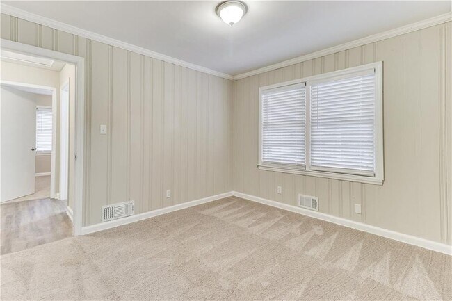 Building Photo - 2407 Baywood Dr SE