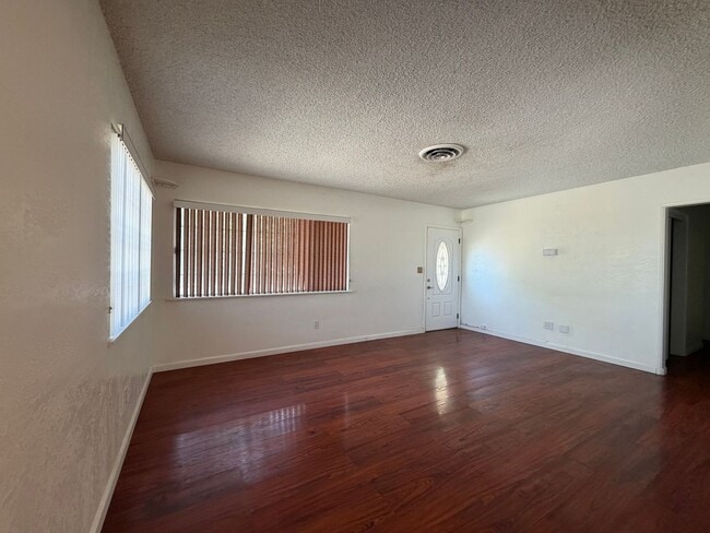 Building Photo - 3 Bedroom 2 Bathroom House on Corner Lot with 2 Car Garage Locate din Irwin Estates