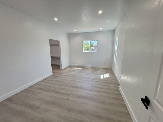 Building Photo - "Stunning Newly Remodeled 3-Bed Oasis with...