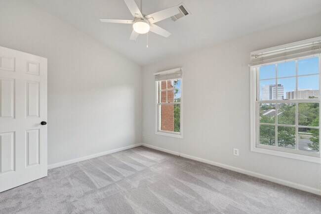 Building Photo - Beautiful 3-level colonial-style town home...