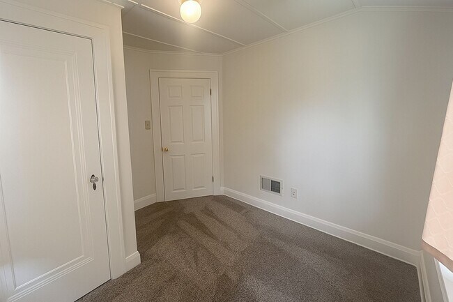 Building Photo - Charming 3BR House in Toledo