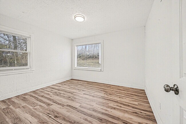 Building Photo - Beautiful 2 Bedroom 1 Bathroom in Kansas City!