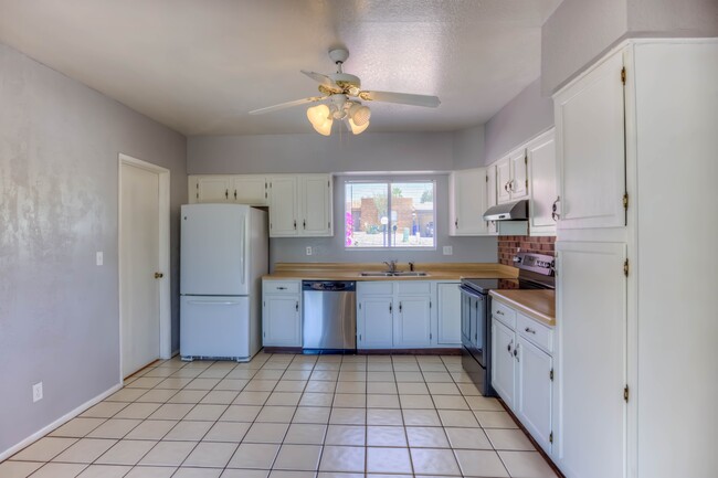 Building Photo - 1422 S Moonflower Ln