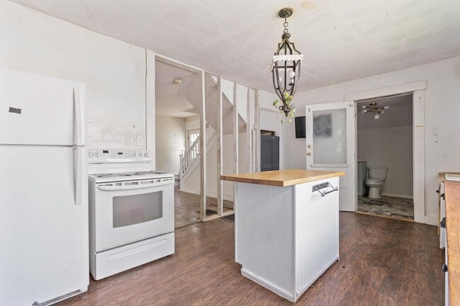 Building Photo - 3 Bedroom Home For Rent