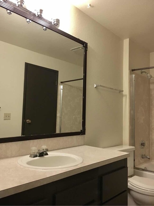 Building Photo - Don't Miss This Beautiful 2 Bed, 1 Bath To...