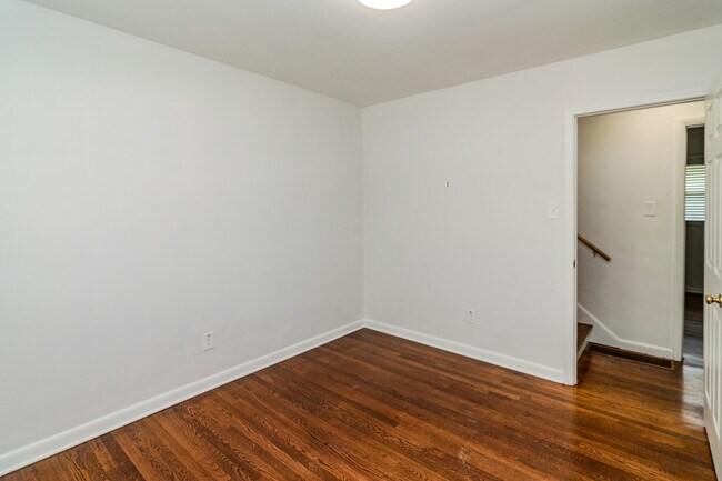 Building Photo - 282 Zandale Dr