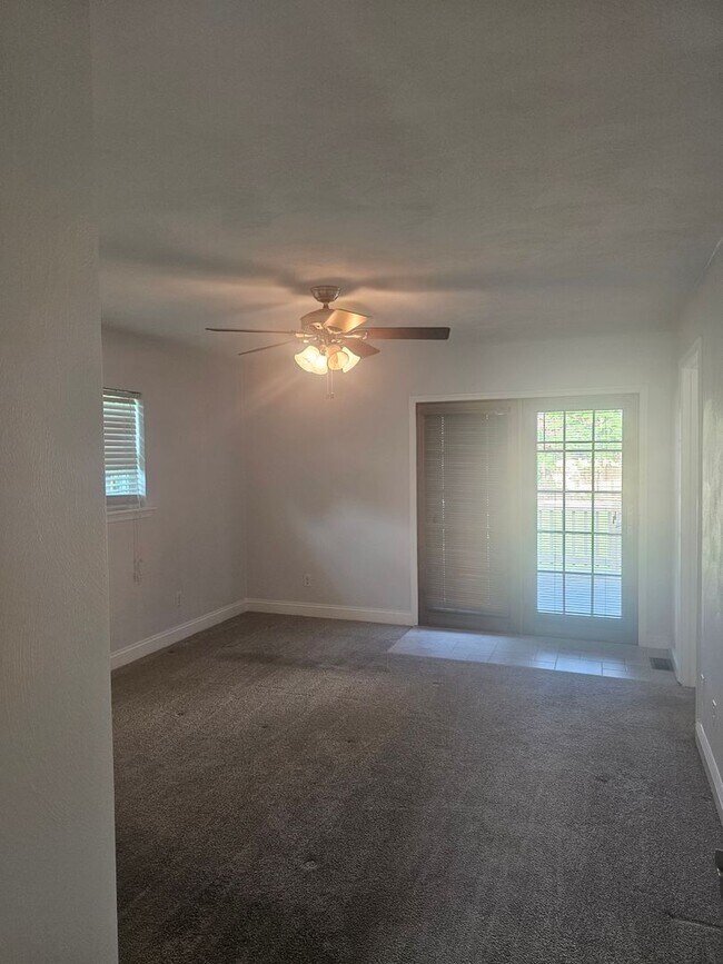 Building Photo - 1068 Sharon Dr