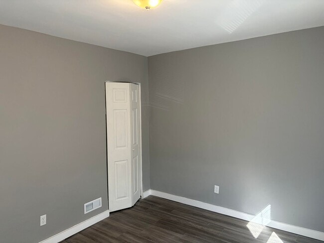 Building Photo - Newly Renovated 2 Story Townhouse in Garde...