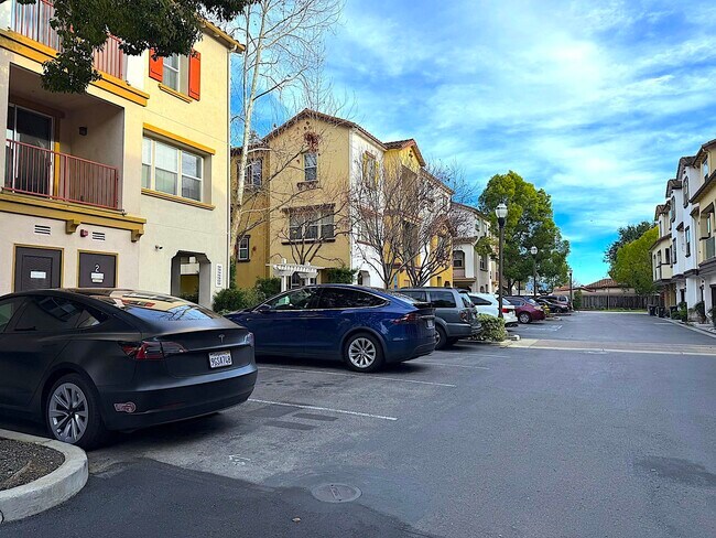 Building Photo - 756 Grandview Terrace