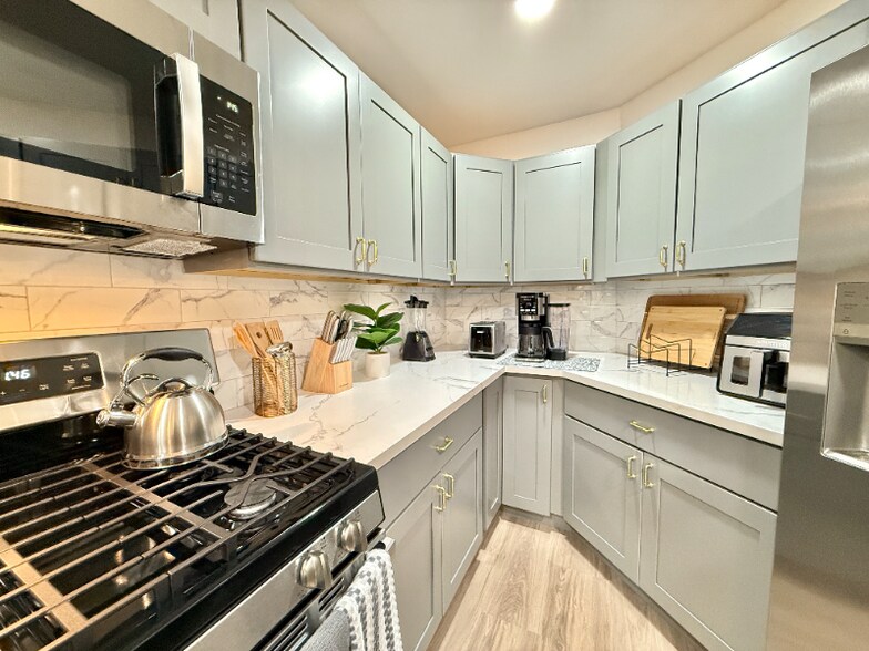 Building Photo - 3229 S Sherbourne Dr