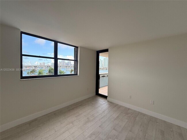 Building Photo - 801 N Venetian Dr