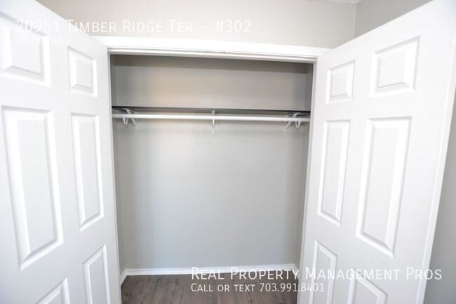 Building Photo - Updated 2 Bedroom Condo In Ashburn Farm Fo...