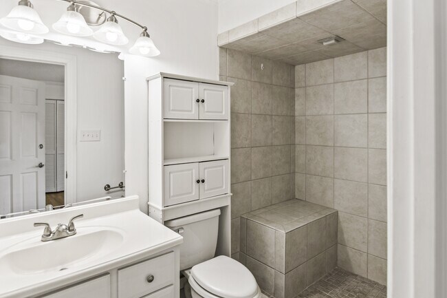 Building Photo - 2112 Leon Dr