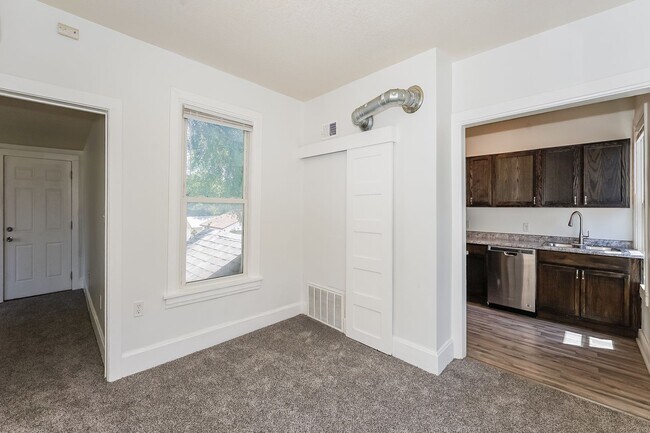 Building Photo - 1115 1/2 4th Street NE