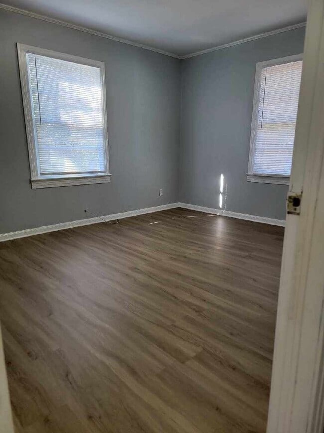 Building Photo - 937 W 6th St