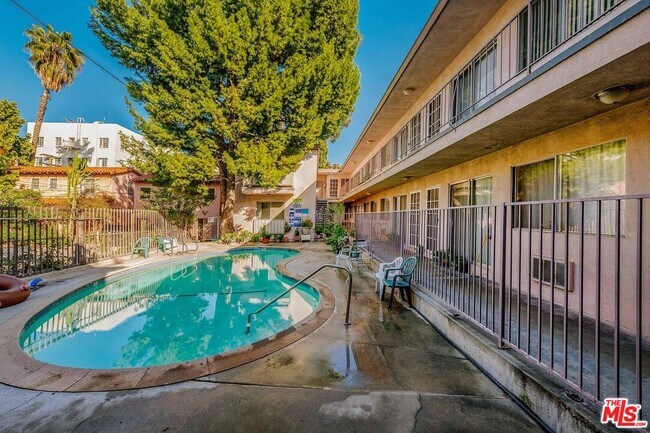 Building Photo - 1808 N Harvard Blvd