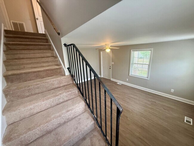 Building Photo - Three bedroom, 2.5 bath house in Graham
