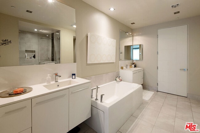 Building Photo - 432 N Oakhurst Dr