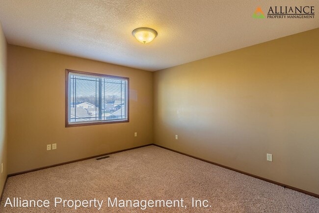 Building Photo - 3 br, 2.5 bath House - 526 Stonedale Dr.