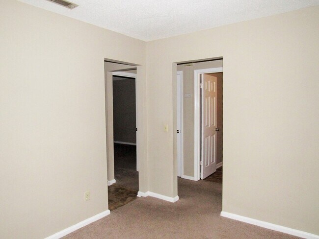 Building Photo - 341 Beverly St