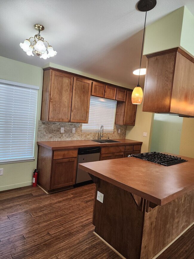 Building Photo - 3 Bedroom 2 Bathroom with Pool Near Davis High School